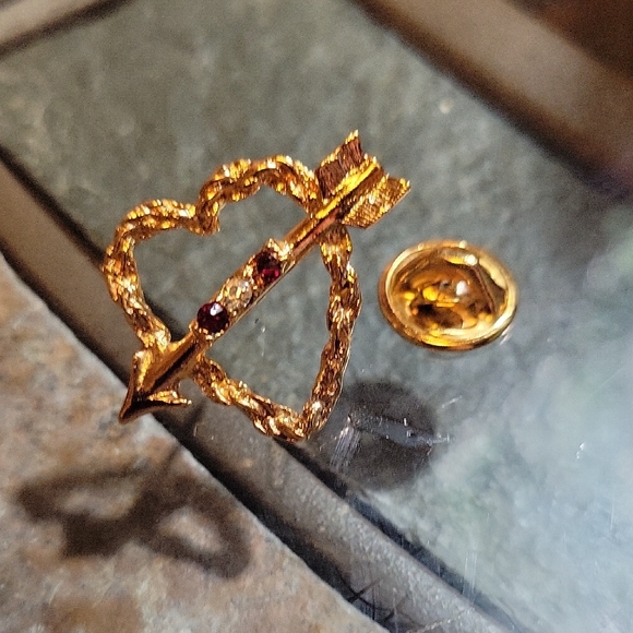Jewelry - Gold Heart Arrow Pin